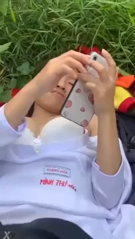 Phim sex Quay Lén - Dẫn nàng vào bụi rậm, vuốt ve bộ ngực căng mọng đầy khát khao.